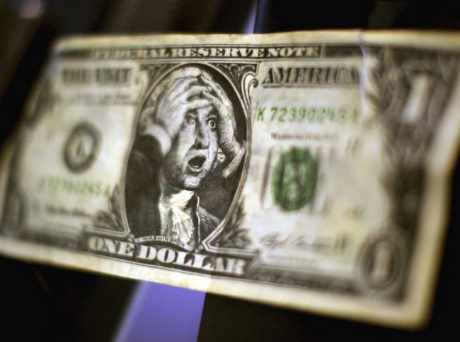 Рекордний курс: долар продовжує зростати