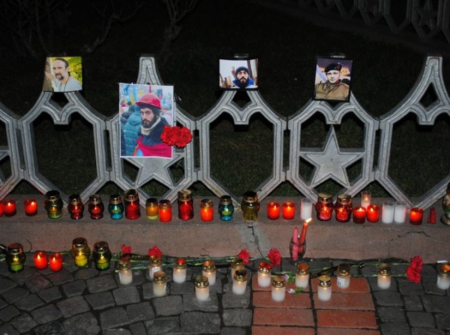 Мукачівці пом’янули героїв, які загинули на Майдані (ФОТО)