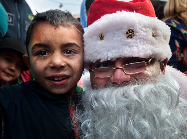 Діткам у ромському таборі міста Мукачева влаштували невелике, але дуже емоційне святкування Нового року