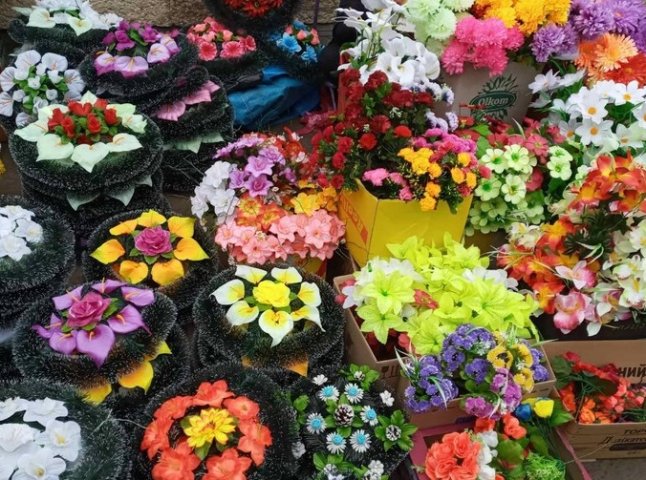 В одній із територіальних громад Закарпаття заборонили продавати штучні квіти та вінки