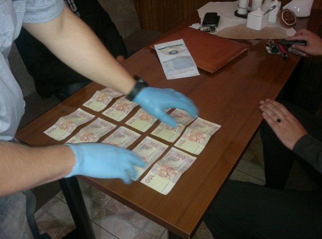 Правоохоронці Мукачівського міськвідділу затримали двох працівників РЕМу на отриманні хабаря (ФОТО)