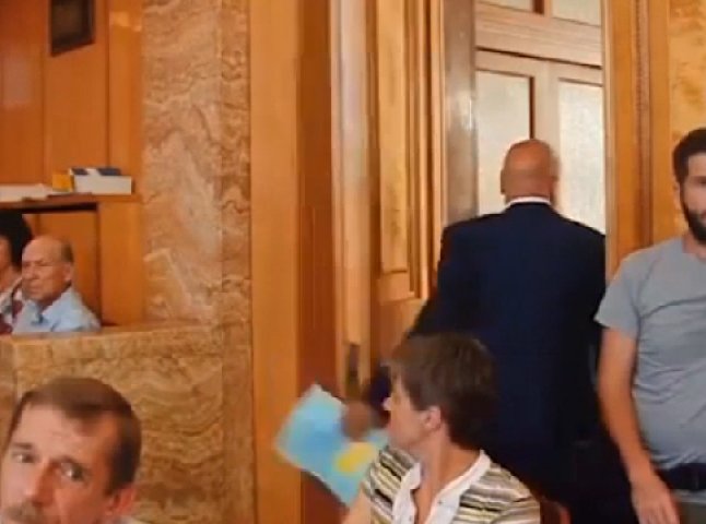 З’явилось відео, як розлючений на депутатів від "Єдиного центру" Геннадій Москаль гучно гримнув дверима