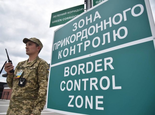 Митники розповіли, що знайшли у мікроавтобусі на кордоні з Угорщиною Митники розповіли, що знайшли у мікроавтобусі на кордоні з Угорщиною