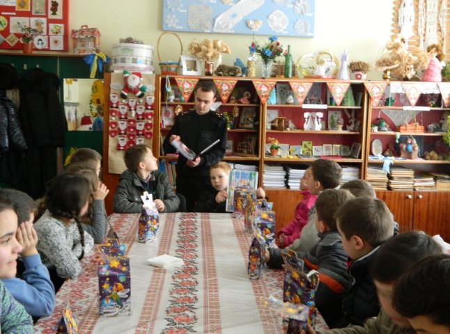 Напередодні новорічних свят іршавські рятувальники провели інформаційно-роз’яснювальну роботу в школі