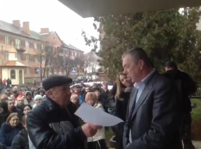 Голова Мукачівської районної ради вийшов до мітингувальників
