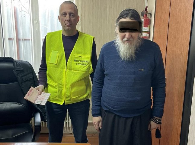 Настоятеля одного з монастирів Закарпаття депортують до росії