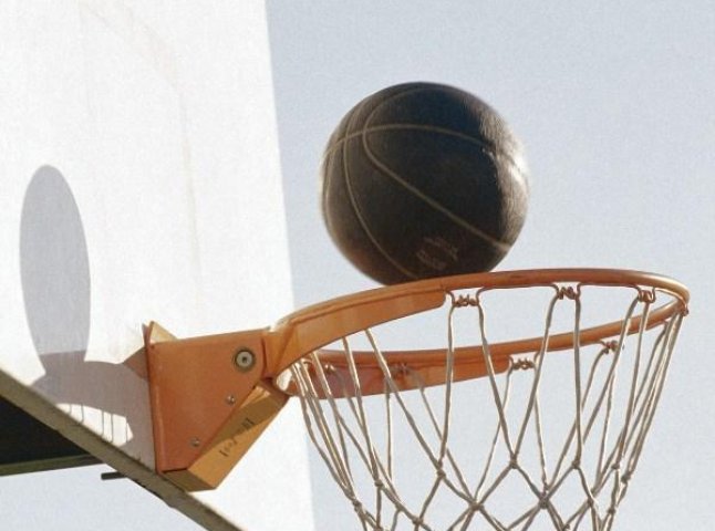 На 5-й міжнародний баскетбольний турнір були запрошені ветерани мукачівського БК “Імпульс” та жіноча команда “Шанс”