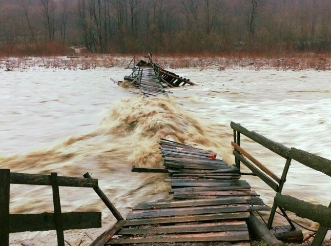 Через сильні опади на Рахівщині стався паводок