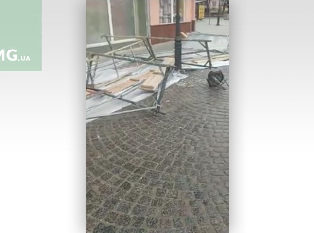В Ужгороді на тротуар впало будівельне риштування