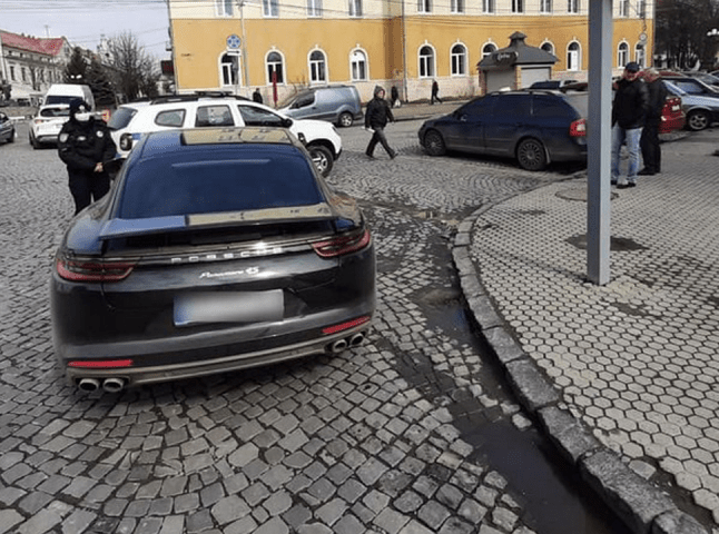 У Мукачеві патрульні притягнули до відповідальності водія Porsche