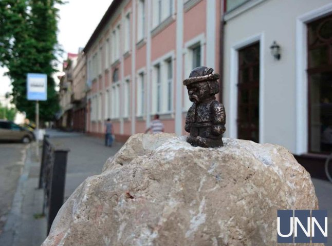В Ужгороді з’явився міні-пам′ятник на честь найбільшого метеориту в Європі