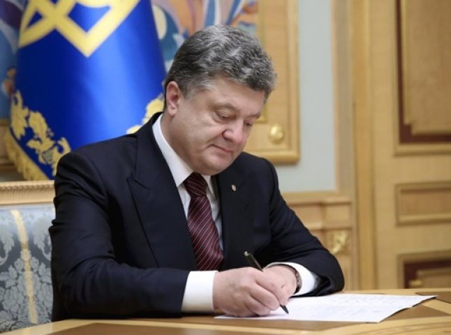 Порошенко підписав скандальний закон про освіту