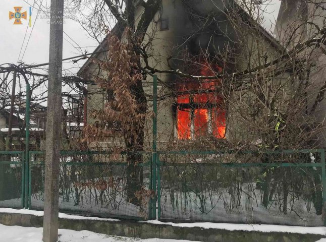 Чоловік був у шоковому стані: в Хусті спалахнула пожежа