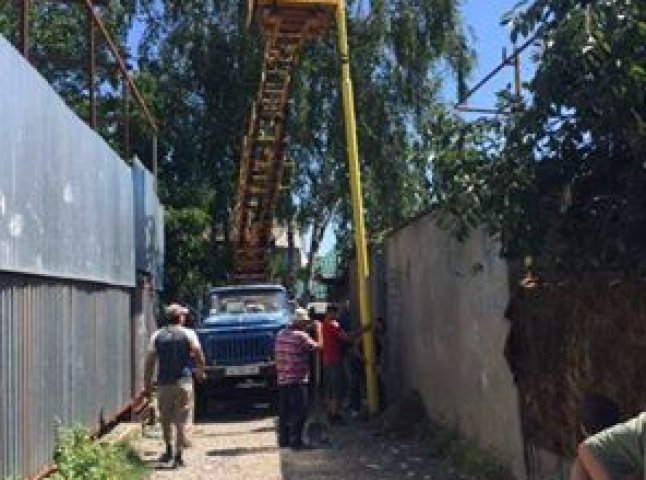 На вулиці Малоужанській в Ужгороді встановлюють опори для вуличного освітлення