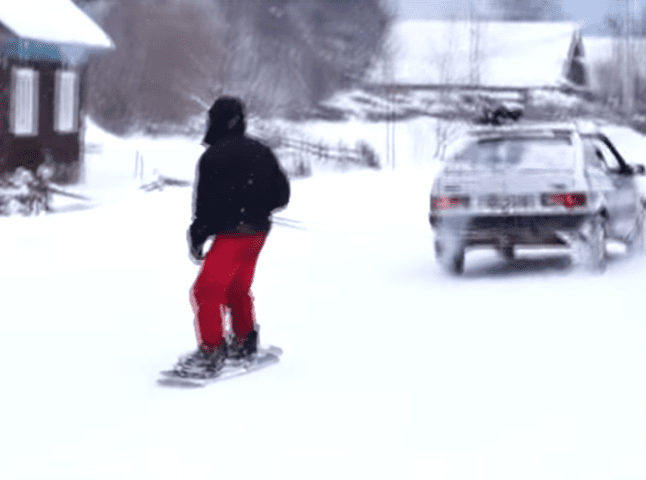 Екстремали влаштували веселе катання на сноуборді, причипившись тросом за автомобіль