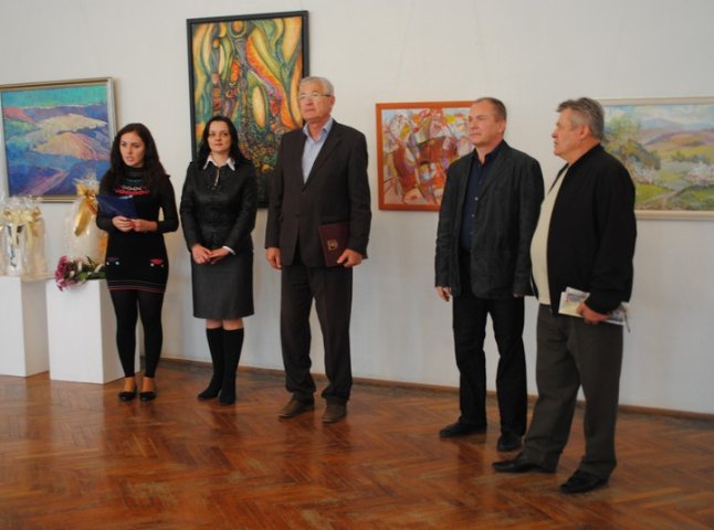 У Мукачеві до Дня художника відкрилась виставка митців міста