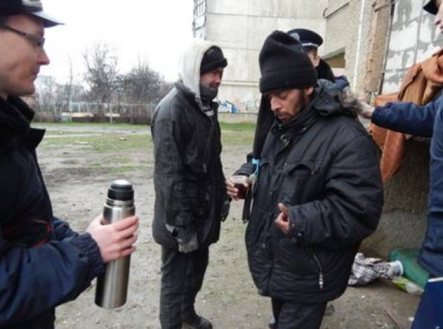 Ужгородські правоохоронці допомагають безхатькам пережити зиму