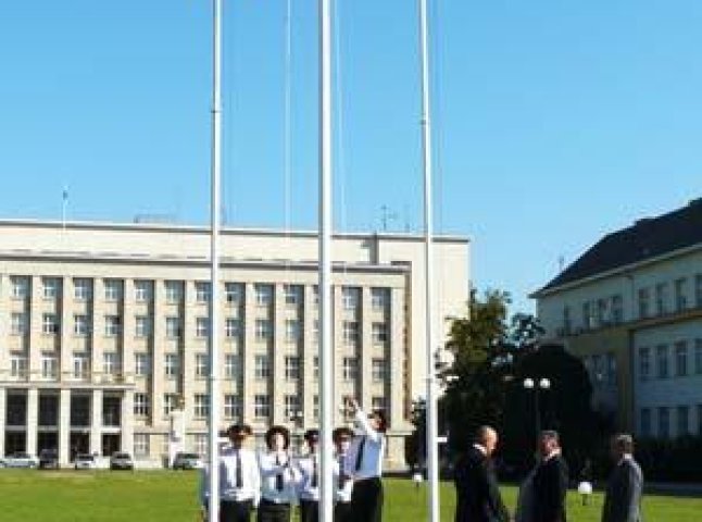 Керівники Закарпаття підняли Державний прапор України на флагштоці біля Закарпатської ОДА