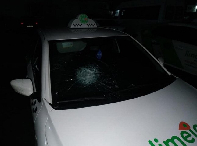 У Мукачеві невідомі в масках закидали камінням машину Limejet taxi