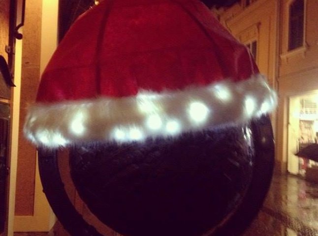 На вулиці Корзо в Ужгороді з глобуса вкрали шапку Діда Мороза