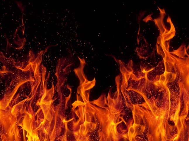 11 пожежників в Ужгороді гасили вогонь в одній зі споруд