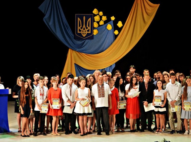 Юні закарпатці отримали по кілька тисяч гривень за перемоги у всеукраїнських учнівських олімпіадах