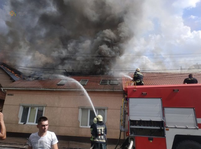  26 вогнеборців гасили пожежу у Мукачеві: подробиці