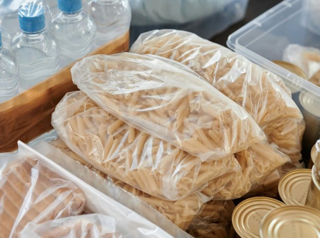 ЄС вимагає, щоб магазини в Україні почали роздавати продукти