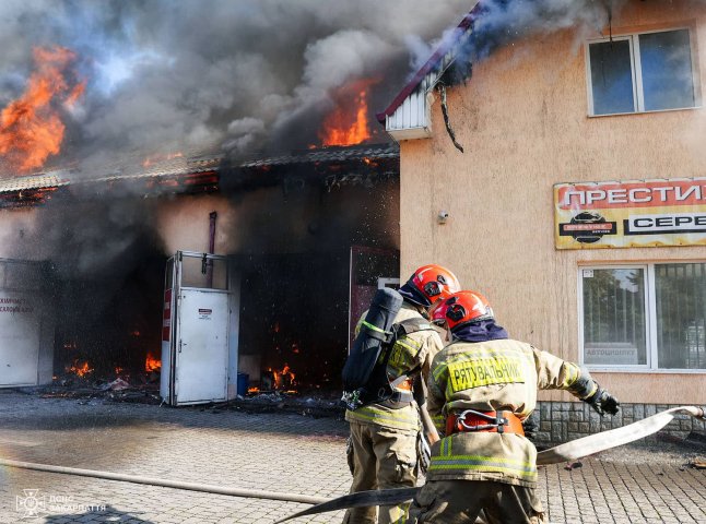 В Ужгороді загасили масштабну пожежу на станції техобслуговування