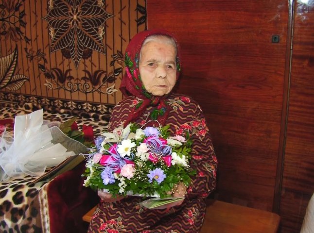 100-літня бабуся, історія життя якої гідна фільму, у день свого ювілею отримала подарунок