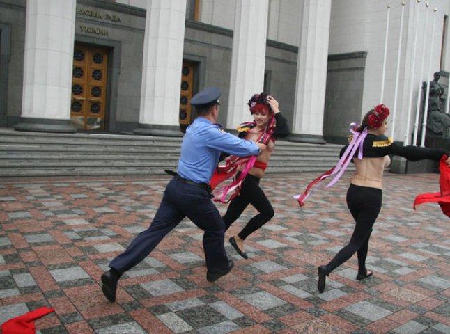 Через Femen Павло Балога та Василь Петьовка не змогли вчасно потрапити до Ради