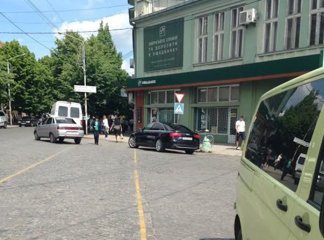 У Мукачеві "елітний олень" припаркувався на самому пішохідному переході (ФОТОФАКТ)