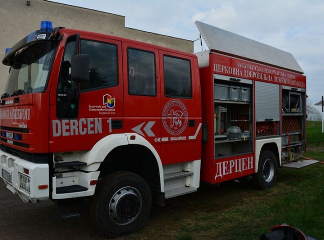 На Мукачівщині вогнеборці отримали від швейцарських колег пожежно-рятувальний автомобіль