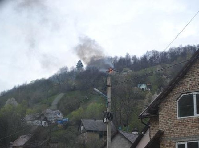 У Рахові вогнеборці гасять пожежу: горить приватний будинок (ФОТОФАКТ)