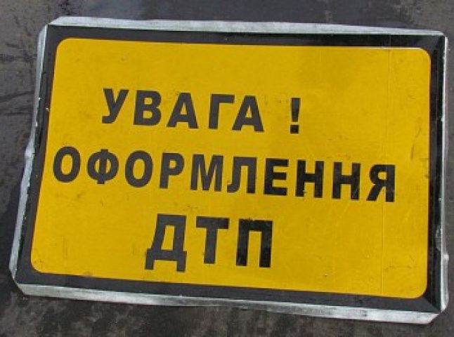 18-річний мукачівець не впорався із керуванням і врізався у будинок, 16-річна пасажирка автомобіля у реанімації