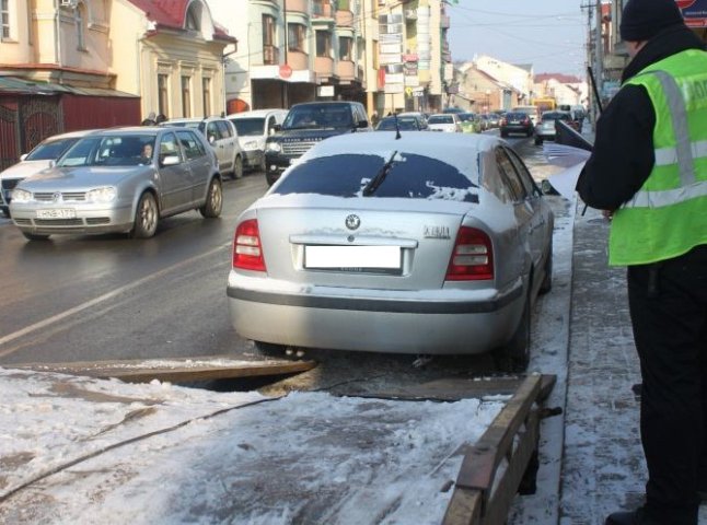 В Ужгороді водій припаркував свою "Шкоду" із порушенням ПДР. За автомобілем приїхав евакуатор