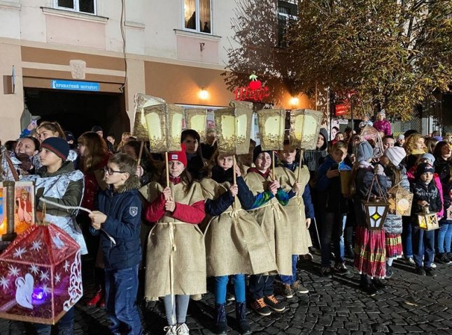 День святого Мартина: у центрі Мукачева відбулась видовищна хода з ліхтариками