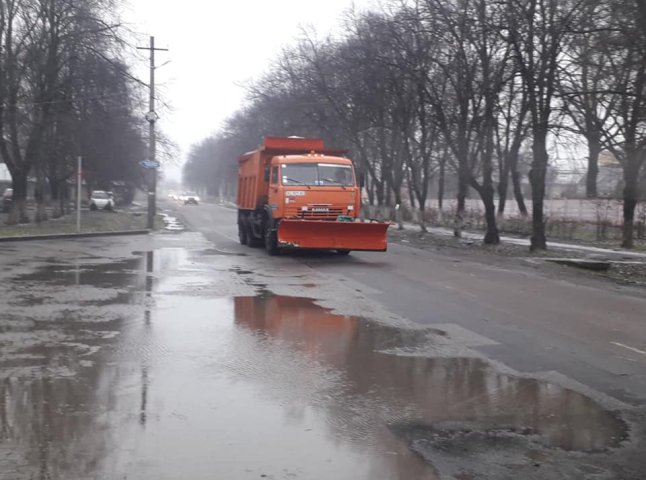 Комунальники Мукачева звітують, що на дорогах працює снігоочисна техніка