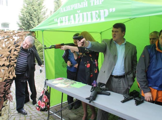 Депутати Мукачівської міської ради після сесії затіяли стрільбу (ФОТО)