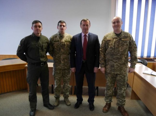 Богдан Андріїв зустрівся з представниками військових формувань, які дислокуються в Ужгороді