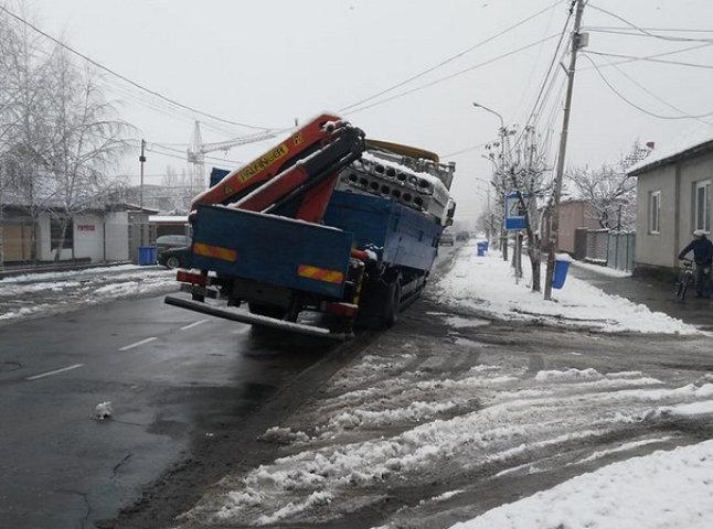 У Мукачеві ледь не перекинулася вантажівка