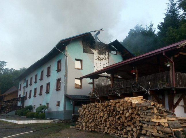 На Великоберезнянщині триває ліквідація пожежі у готельному комплексі