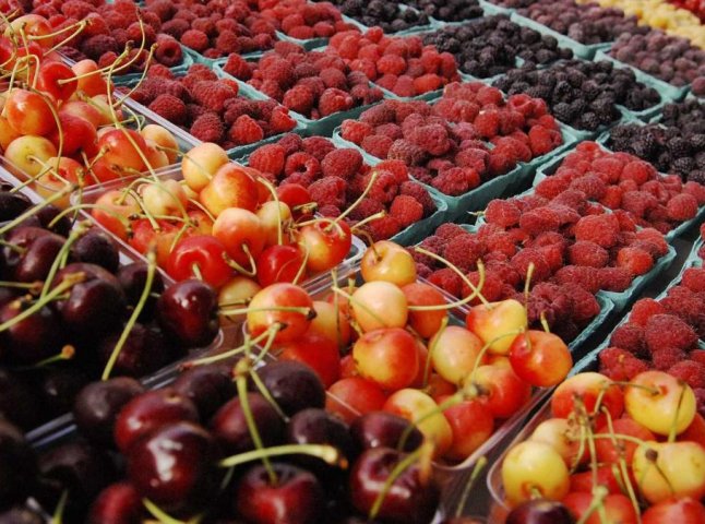 Скільки коштує черешня, полуниця та інші ягоди на ринках Закарпаття