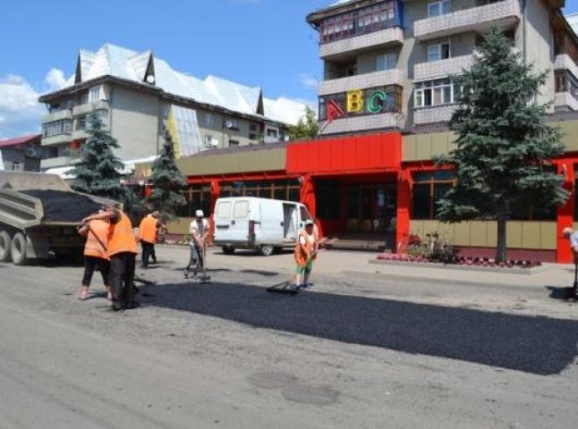 На Тячівщині триває ремонт автодоріг 