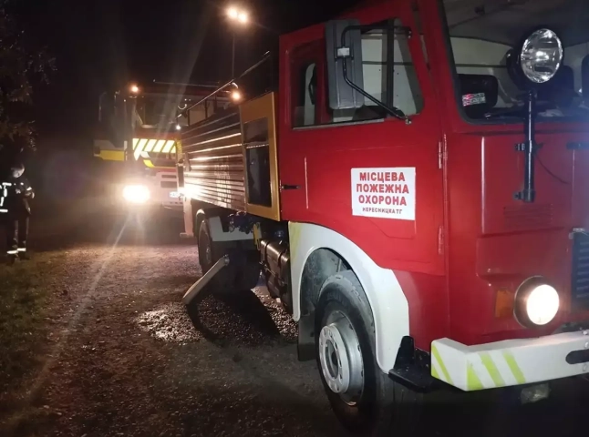 Вогнеборці та місцеве населення гасили пожежу на Тячівщині Вогнеборці та місцеве населення гасили пожежу на Тячівщині