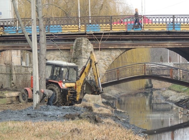 У Берегові розпочали прибирання каналу Верке