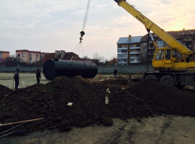 На стадіоні "Автомобіліст" в Ужгороді встановили гігантський резервуар для зрошування трави (ФОТО) 
