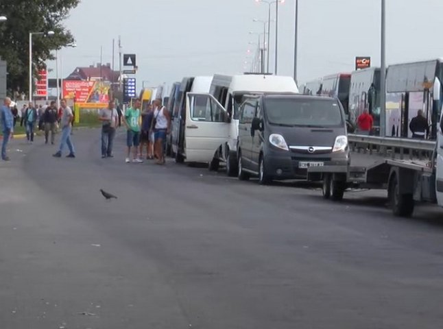 Стоять по 20 годин: що коїться на українсько-угорському кордоні