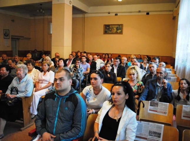 Мукачівські опозиціонери зібрались, щоб поговорити про День Конституції (ФОТО)