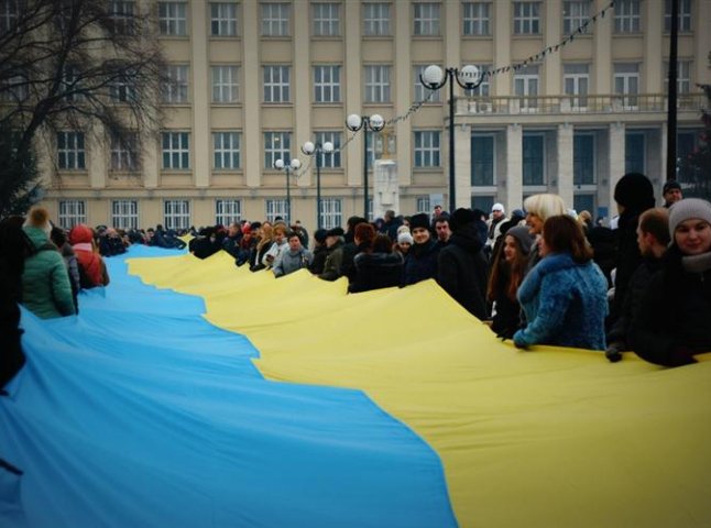 Сьогодні в Ужгороді відбудеться урочиста хода зі 100-метровим прапором 